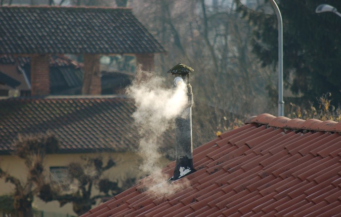 „The Lancet” o polskim smogu: szkodzi najbardziej młodym kobietom i osobom o niskich dochod