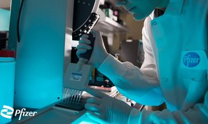 Pfizer informuje, że jego nowy lek chroni przed ciężkim COVID-19 w 89 proc.