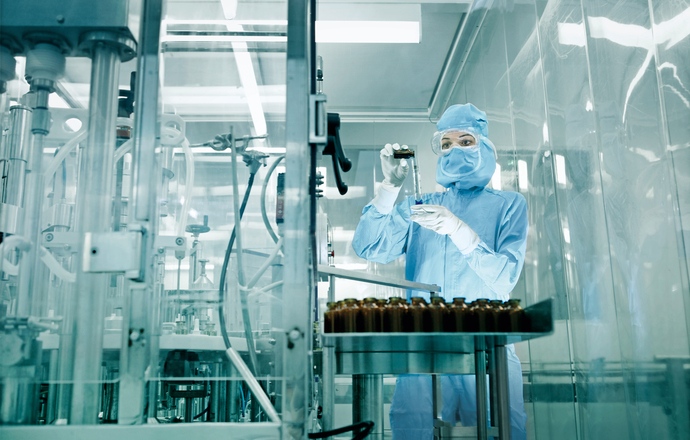 Kontrola zanieczyszczeń przenoszonych przez personel w pomieszczeniach typu clean room. Czę