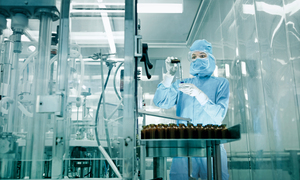 Kontrola zanieczyszczeń przenoszonych przez personel w pomieszczeniach typu clean room. Czę
