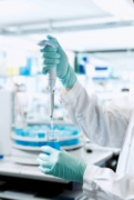 Ergonomia pipetowania: jak chronić zdrowie pracowników laboratoriów i zwiększyć powtarzalno